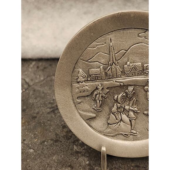 Spoontiques Pewter Collector Plate Miniature with Stand #795 1982 Vintage - Picture 2 of 7